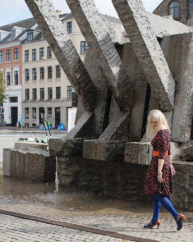 Dagens outfit | Blomstret Celine kjole  med blå Oroblu strømper