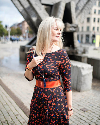 Dagens outfit | Blomstret Celine kjole med orange elastikbælte