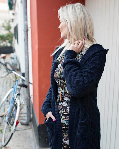 Dagens outfit | Althea kjole black shadows | Lang blå strikket cardigan