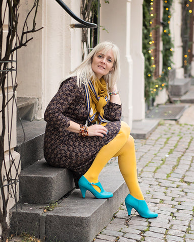 Dagens outfit | Annabell silver blue, sennepsgult tørklæde og gule strømpebukser