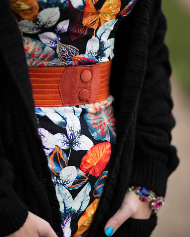 Dagens outfit | Annabell kjole black flowers + Orange Waist elastikbælte