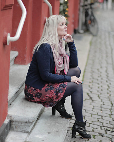 Dagens outfit | Blomstret Iben kjole, Blå cardigan og Old rose tørklæde