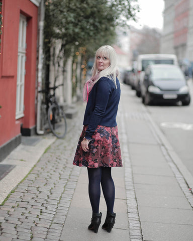 Dagens outfit | Blomstret Iben kjole, blå strikket cardigan og rosa tørklæde med neonkant