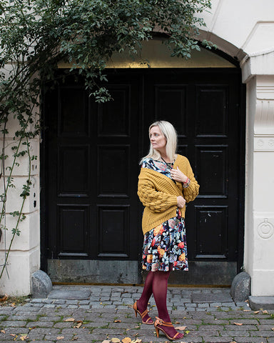 Dagens outfit | Celine black flower | heavy strikket cardigan sennepsgul