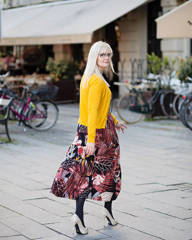 Dagens outfit | Lang mønstret maxi kjole med gul cardigan