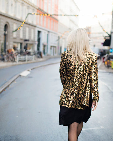 Det perfekte nytårsoutfit | Guld og sort jakke | WEIZ copenhagen