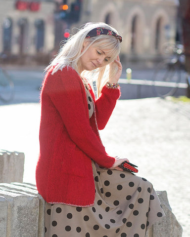 Dagens outfit | Prikket vintage inspireret Cora kjole med rød mohair cardigan