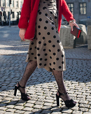 Dagens outfit | Prikket Cora kjole med prikket clutch fra Banned og rød cardigan
