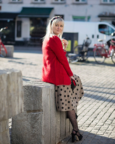 Dagens outfit | prikket Cora kjole med strikket rød mohair cardigan