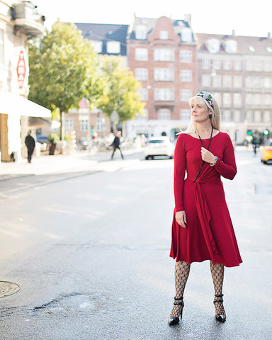 Dagens outfit | prikket rød Octavia kjole med sorte netstrømper