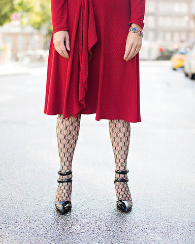 Dagens outfit | Prikket rød Octavia kjole | Sorte netstrømper Oroblu