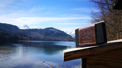 MakakaOnTheRun Triple Slim Wallets beim Wandern und Motorradfahren Schloss Neuschwanstein Alpee