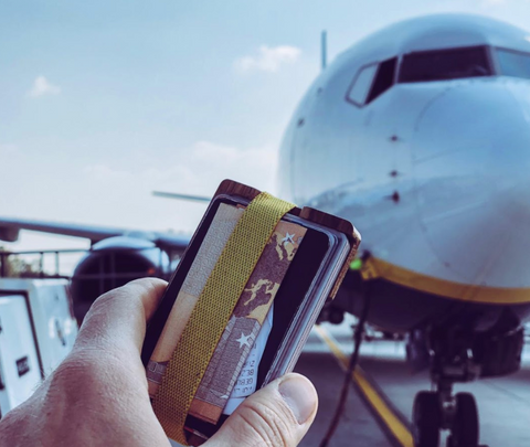 Slim Wallets auf Reisen im Flugzeug