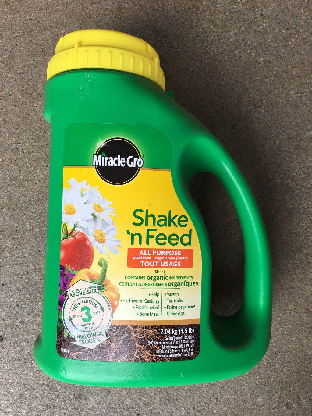 Engrais pour plantes tout usage Miracle-Gro Shake 'n Feed - 453g Fertilise  jusqu'à trois mois. 
