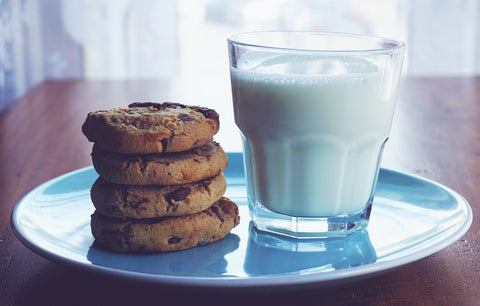 cookies con gocce di cioccolato e bicchiere di latte
