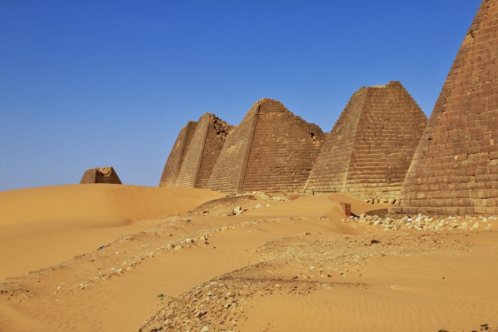 La construcción de las pirámides en Egipto.