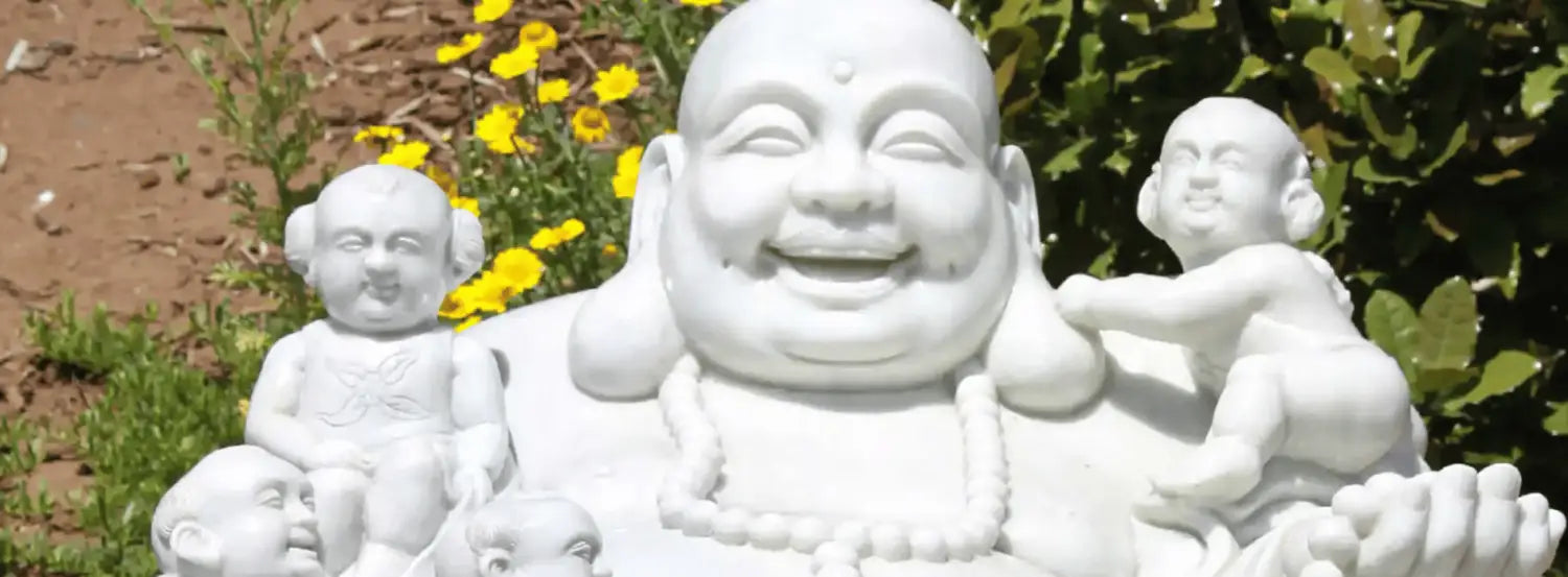 lachender Buddha, umgeben von Kindern