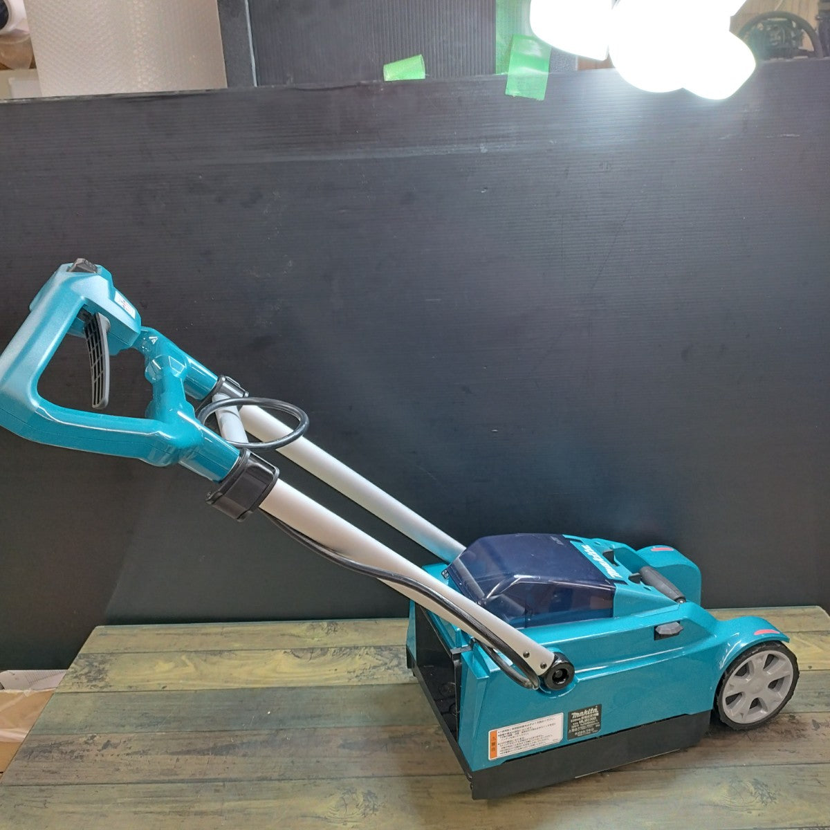 人気ショップが最安値挑戦 マキタ Makita 230ミリ充電式芝刈機 18V 3Ah