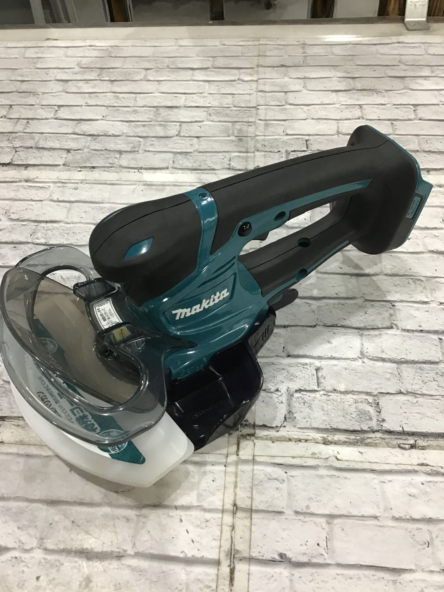 うのにもお得な情報満載！ makita マキタ 充電式芝生バリカン 18V MUM604DZ 本体のみ バッテリ 充電器別売り 