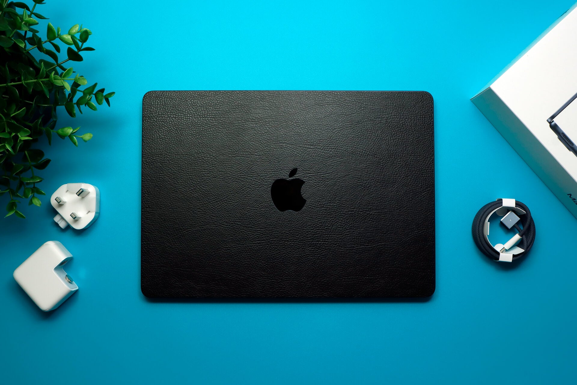 MacBook Air 13.6" (2022, M2) Black leather skins