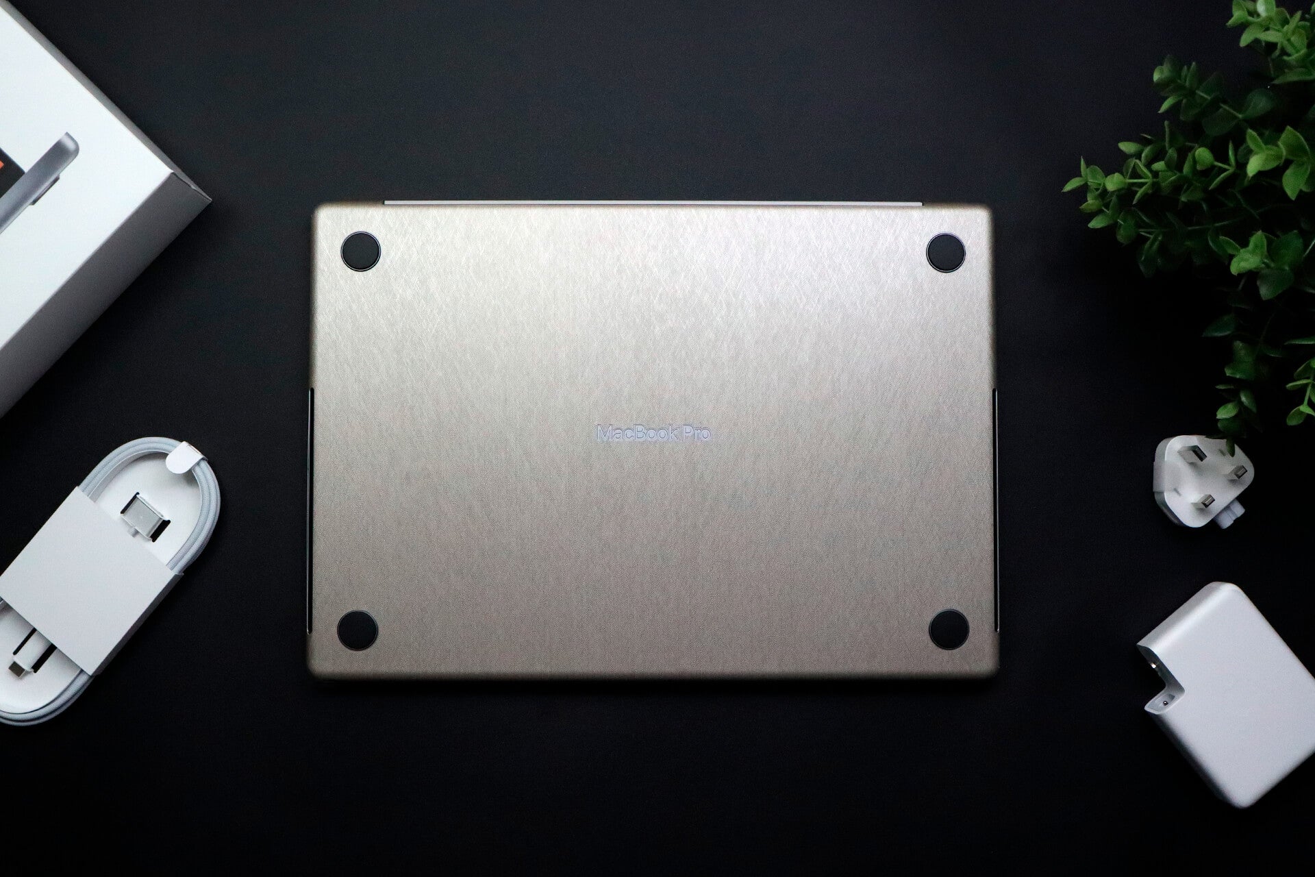 MacBook Pro 16" (2023, M2) Brushed aluminium skins