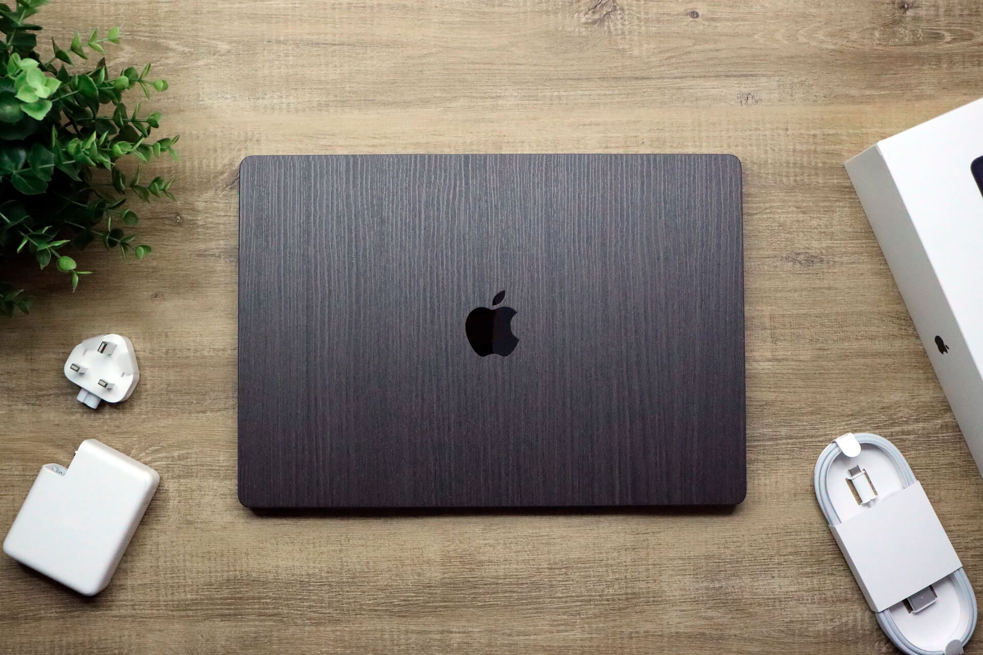 MacBook Pro 16" (2023, M2) Silverblack wood skins