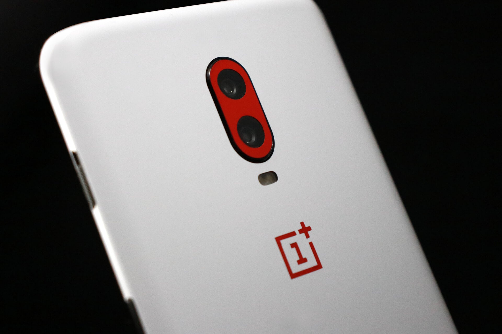 OnePlus 6T White Gloss and Dragon Red Gloss Skins