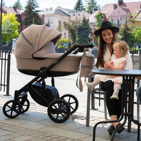 Mutter mit Kind und beigem Kinderwagen EUFORIA-S im Cafe