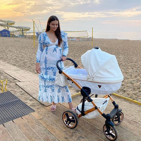 Frau am Strand mit Kinderwagen Junama Fluo Individual