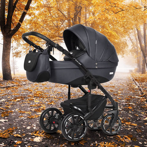 Grauer Kinderwagen Riko Sigma im herbstlichen Park