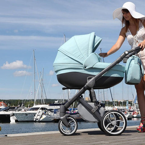 Junge Frau am Hafen mit dem Kinderwagen Faste Style 3 von Baby Merc