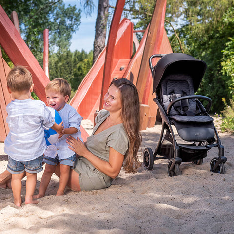 Mutter mit Kindern mit Kinderwagen Espiro Fuel am Strand