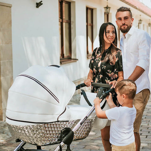 Familie mit Kinderwagen Euforia