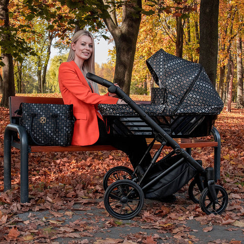 Junge Frau auf der Parkbank mit dem Kinderwagen Ivento von Kunert