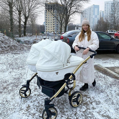 Frau mit einem weißen Zwi9llingskinderwagen