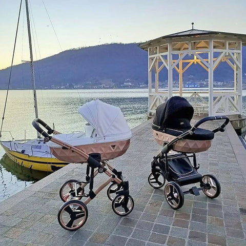 Zwei Kinderwagen Junama Mirror Satin auf einem Steg am See