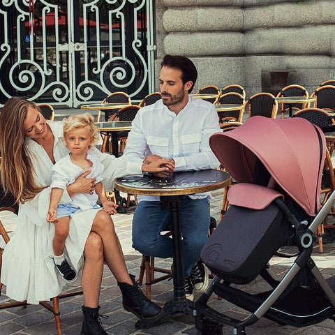 Eltern im Café mit dem Kinderwagen Osis 2.0 von Cavoe