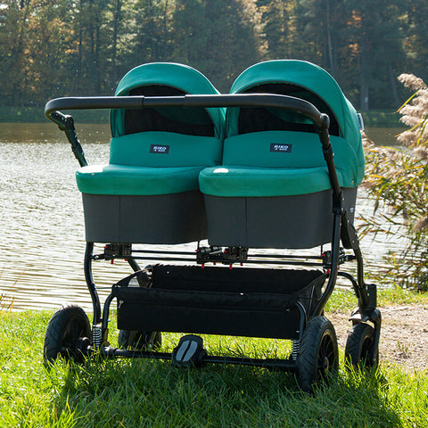 Grüner Zwillingskinderwagen SAXO von Riko Basic am See