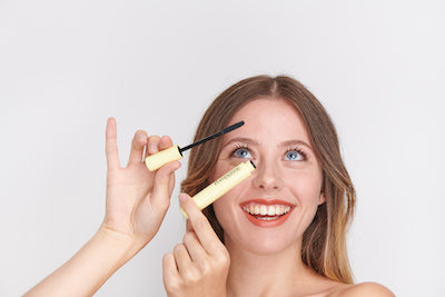 fille se maquille avec le mascara naturel sans paquet Pomponne