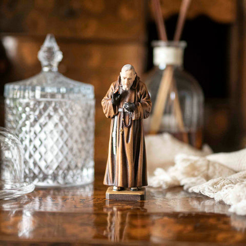 Estatua de Padre Pío en madera pintada a mano