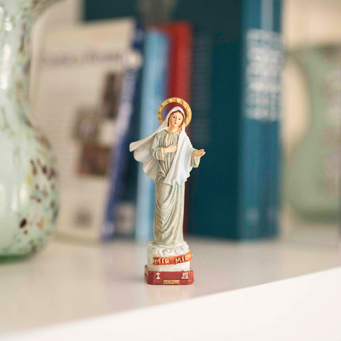 Estatua de Nuestra Señora de Medjugorje en resina