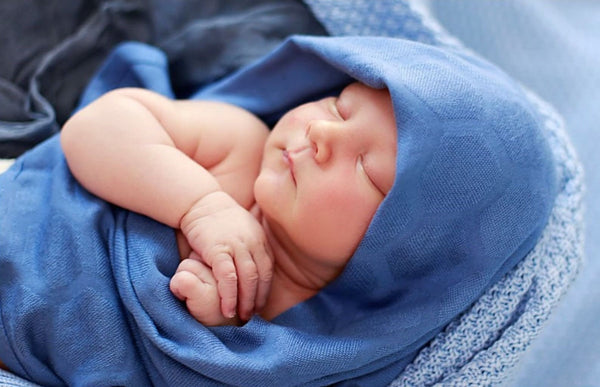 bébé dort avec lange bambou lenappy bleu marine