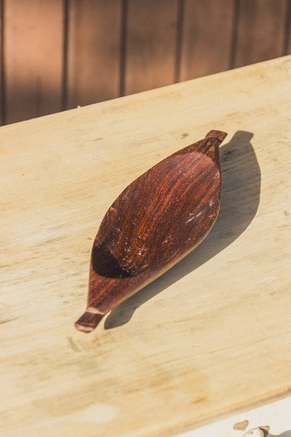 Longue petite cuillère en bois foncé et cordelette noire, MOKUSEI