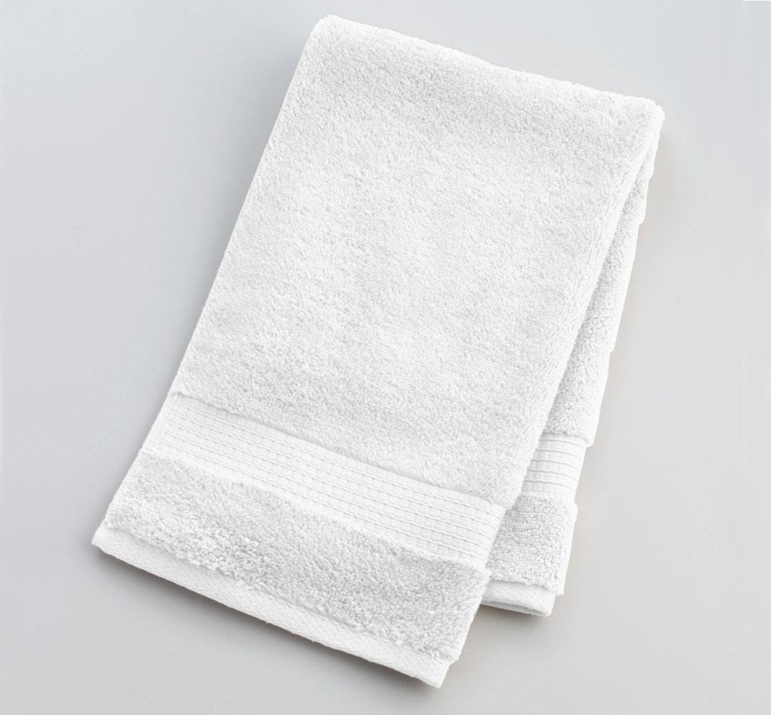Черно белые полотенца. Белое полотенце. Полотенце махровое белый. Полотенца для рук махровые. Полотенца для гостиниц.