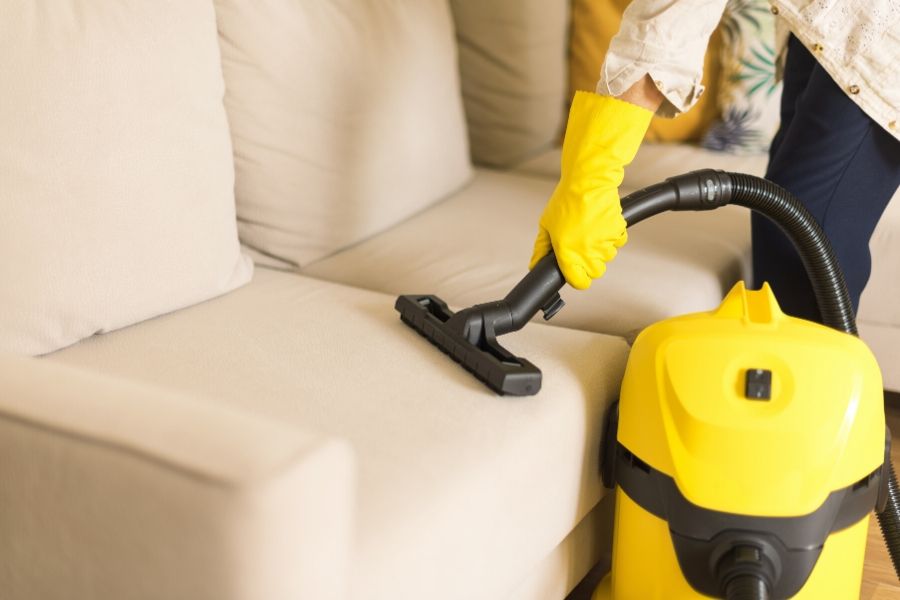 Comment nettoyer un canapé en tissu - Geneva House Cleaners