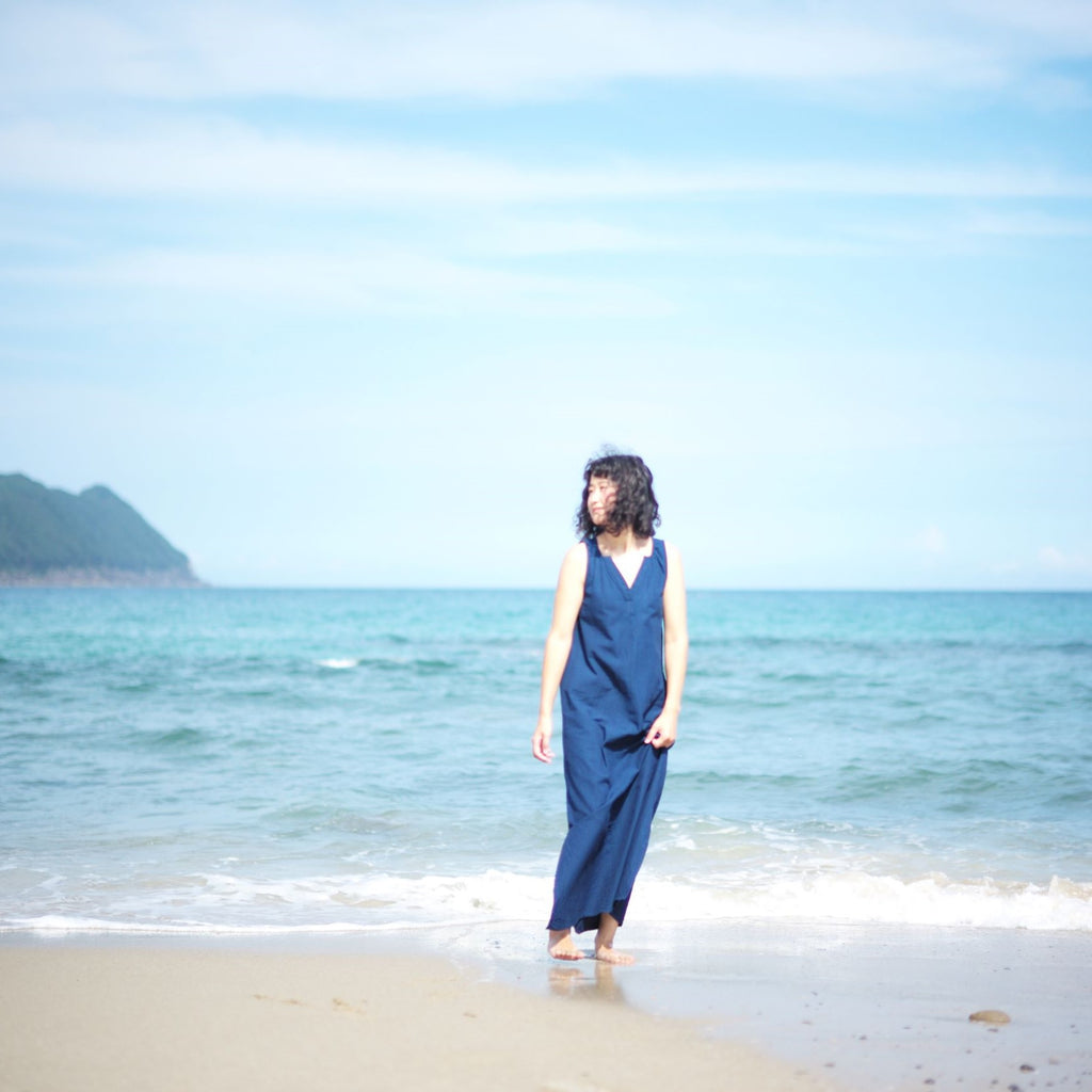 海と空をまとう「旅する藍とワンピース」艶-TSUYA-DRESS | JAPAN BLUE