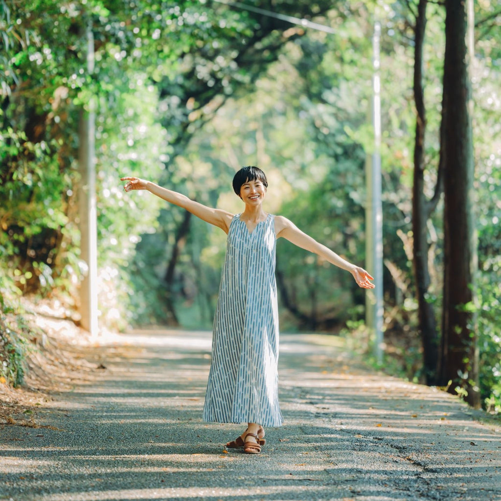 海と空をまとう「旅する藍とワンピース」艶-TSUYA-DRESS | JAPAN BLUE