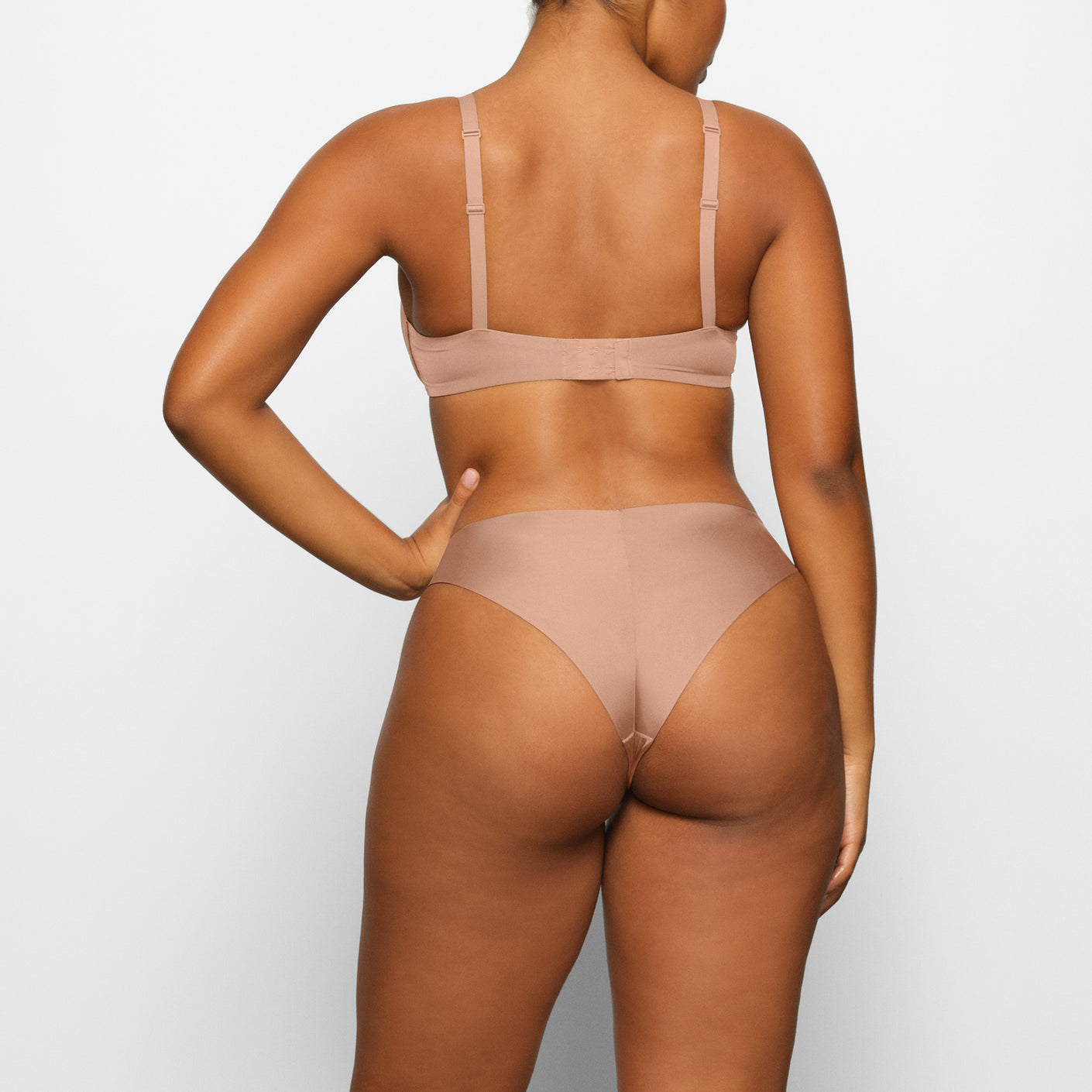 SKIMS Wireless Form Push Up Plunge Bra in Clay Size 32D Tan - $47 - From  Cady