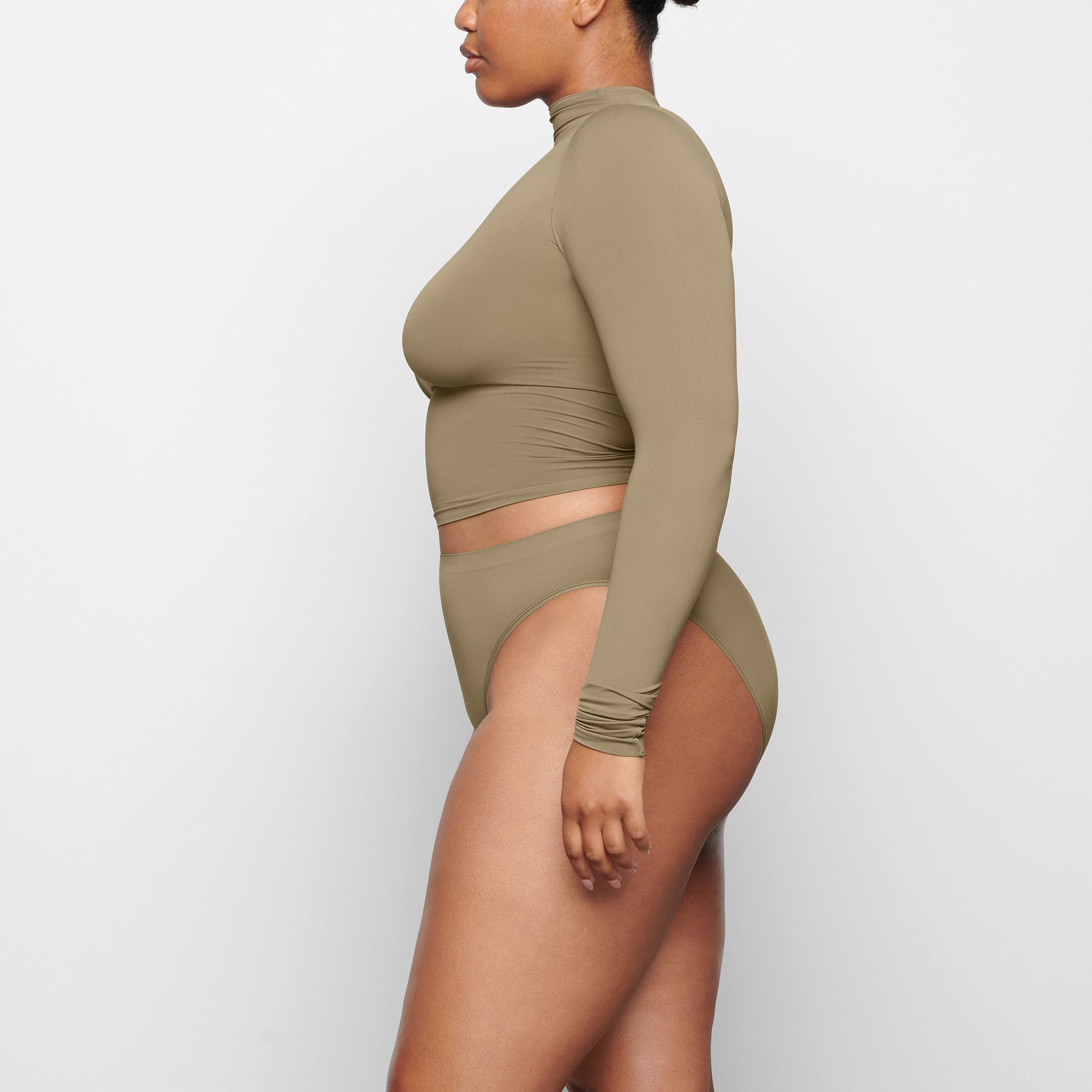 SOFT SMOOTHING SEAMLESS TURTLENECK TOP | ARMY GREEN