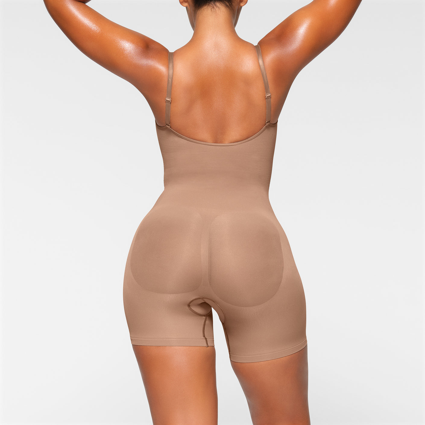 SKIMS Sculpting bodysuit mid thigh with open gusset xxs/xs (for uk6/8 +  butt lifting), Women's Fashion, New Undergarments & Loungewear on Carousell